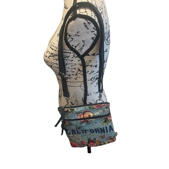 Robin Ruth Crossbody Bag Purse California Blue Floral NWT Small Canvas statement - Picture 2 of 8